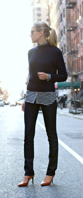 Темно-синий свитер с круглым вырезом и черные джинсы скинни — выгодные инвестиции в твой гардероб. Чтобы немного разнообразить образ и сделать его элегантнее, можно надеть коричневые туфли.