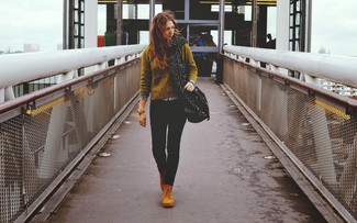 Горчичный свитер с круглым вырезом и черные рваные джинсы скинни — беспроигрышный вариант для похода в кино или по магазинам. Бежевые замшевые ботинки на шнуровке помогут сделать образ менее официальным.