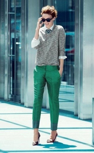 Серый свитер с круглым вырезом и зеленые классические брюки — универсальное сочетание и для вечерних вылазок с подружками, и для дневных прогулок на выходных. Если ты не боишься смешивать разные стили, на ноги можно надеть коричневые туфли.