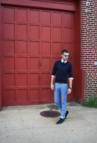 Темно-синий свитер с круглым вырезом и голубые легкие джинсы — великолепный выбор, если ты хочешь создать непринужденный, но в то же время стильный образ. Что касается обуви, можно отдать предпочтение классическому стилю и выбрать темно-синие туфли дерби.