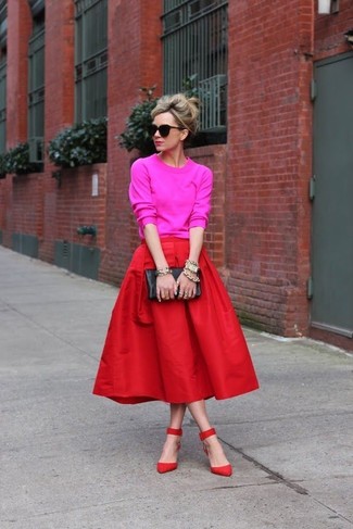 ярко-розовый свитер с круглым вырезом в сочетании с красной юбкой-миди со складками — отличный вариант для создания образа в стиле элегантной повседневности. И почему бы не добавить в этот образ элегантности с помощью красных замшевых туфель?