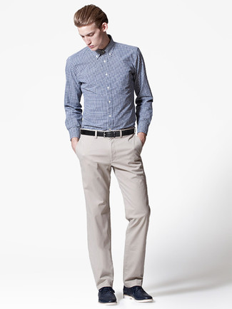 серая классическая рубашка в шотландскую клетку в сочетании с бежевыми брюками чинос поможет создать стильный и мужественный образ. Что касается обуви, можно отдать предпочтение классическому стилю и выбрать темно-синие туфли дерби.