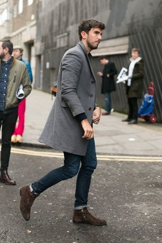 Сочетание серого длинного пальто и темно-синих джинсов позволит выглядеть презентабельно, но при этом выразить твою индивидуальность и стиль. Вкупе с этим нарядом органично будут смотреться темно-коричневые замшевые ботинки.