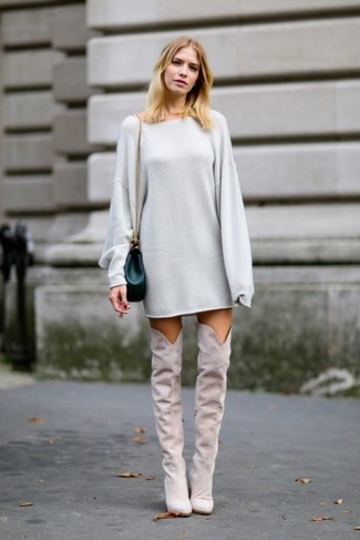 Серое платье-свитер — хороший вариант для прогулки с друзьями или похода по магазинам. И почему бы не добавить в этот образ немного непринужденности с помощью серых ботинок?