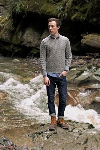 Серый вязаный свитер и темно-синие джинсы можно надеть как на работу, так и на прогулку. Создать модный контраст с остальными вещами из этого образа помогут зимние ботинки.