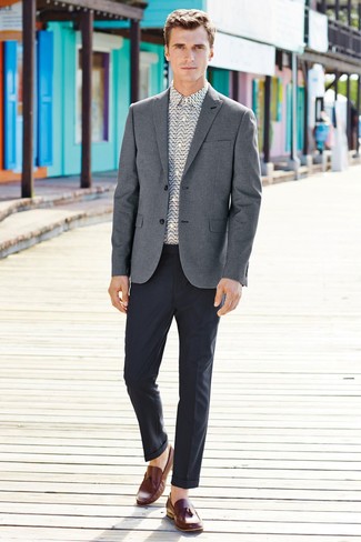 Серый пиджак и темно-серые классические брюки — необходимые вещи в классическом мужском гардеробе. И почему бы не разбавить образ с помощью коричневых мокасин?