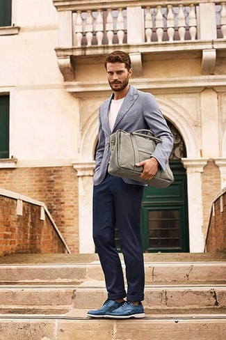 серый пиджак в паре с темно-синими брюками чинос поможет создать стильный и мужественный образ. И почему бы не добавить в повседневный образ немного шика с помощью синих туфель дерби?