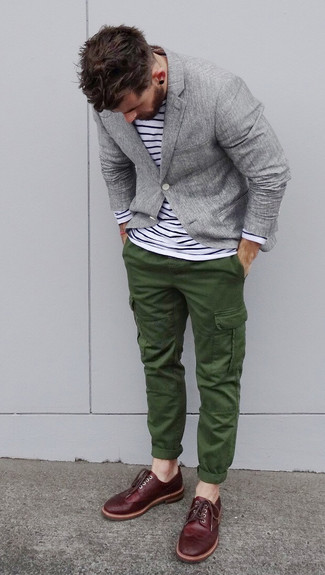 Серый пиджак прекрасно сочетается с темно-зелеными брюками карго. Что касается обуви, можно закончить образ брогами.