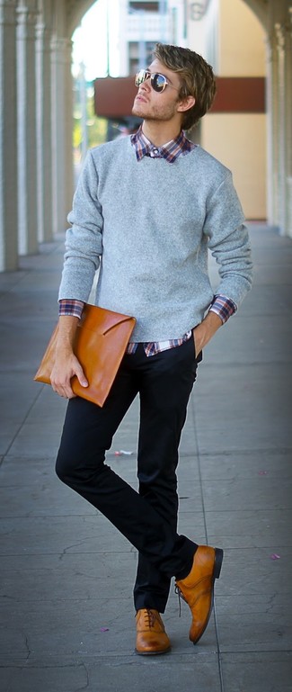 Поклонникам стиля casual придется по вкусу сочетание серого свитера с круглым вырезом и темно-синих брюк чинос. Светло-коричневые туфли добавят образу эффектности.
