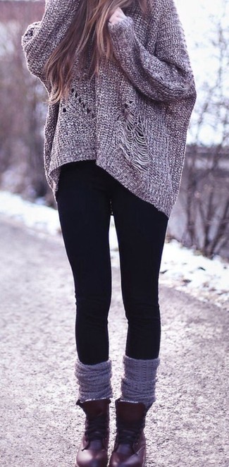 Серый вязаный свободный свитер и черные леггинсы — хорошая формула для создания модного и удобного образа. Темно-красные ботинки станут отличным завершением образа.