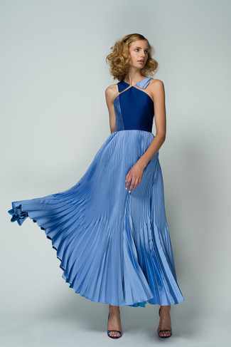Синее вечернее платье со складками — великолепный вариант для выхода в свет. Чтобы образ не получился слишком строгим, можно надеть синие босоножки.