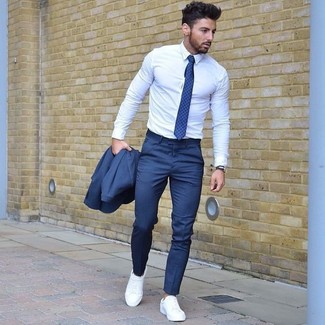 Синий костюм и белая классическая рубашка — необходимые вещи в классическом мужском гардеробе. Если ты не боишься экспериментировать, на ноги можно надеть белая обувь.