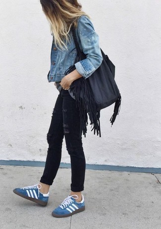 Подруги оценят твое чувство стиля, если увидят тебя в синей джинсовой куртке и черных рваных джинсах скинни. Создать модный контраст с остальными вещами из этого образа помогут синие кеды.