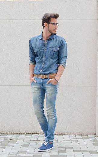 Если у тебя творческое место работы или довольно демократичный дресс-код, обрати внимание на сочетание синей джинсовой рубашки и голубых зауженных джинсов. Сделать образ изысканнее помогут синие туфли дерби.