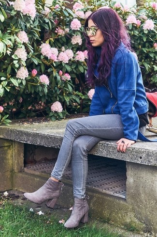 Стильное сочетание синей замшевой косухи и серых джинсов скинни поможет выразить твою индивидуальность и выделиться из толпы. Если ты не боишься экспериментировать, на ноги можно надеть серые ботинки.