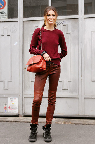 Темно-красный свитер с круглым вырезом и коричневые кожаные узкие брюки — необходимые вещи в арсенале стильной современной женщины. Если ты не боишься экспериментировать, на ноги можно надеть замшевые ботинки на шнуровке.
