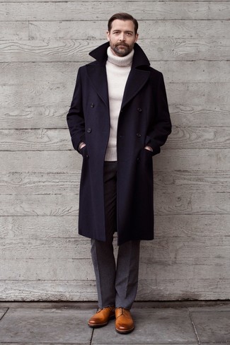 Сочетание темно-синего длинного пальто и серых шерстяных классических брюк смотрится очень стильно и элегантно. Чтобы образ не получился слишком отполированным, можно завершить его бежевыми кожаными туфлями дерби.