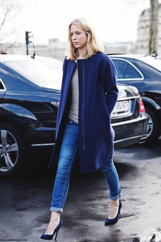 Темно-синее пальто и синие джинсы скинни — идеальный вариант для прогулки с друзьями или похода по магазинам. Любительницы экспериментировать могут завершить образ темно-синими замшевыми туфлями, тем самым добавив в него немного классики.