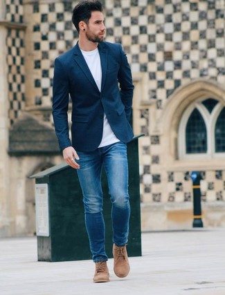 Комбо из темно-синего пиджака и синих джинсов станет отличным офисным луком. Что касается обуви, бежевые дезерты — самый подходящий вариант.