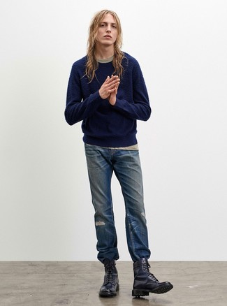 Темно-синий свитер с круглым вырезом и синие рваные джинсы великолепно впишутся в ансамбль в непринужденном стиле. Если ты не боишься смешивать разные стили, на ноги можно надеть синие кожаные ботинки.