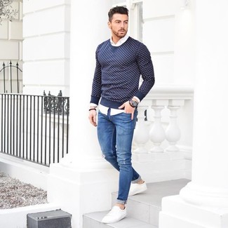Темно-синий свитер с круглым вырезом в горошек будет смотреться стильно с синими рваными зауженными джинсами. И почему бы не добавить в этот образ немного непринужденности с помощью белой обуви?