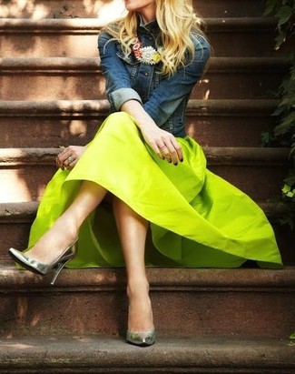 Темно-синяя джинсовая куртка и зелено-желтая юбка-миди украсят твой гардероб. Этот образ идеально дополнят серебряная обувь.