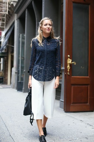 Темно-синяя кружевная классическая рубашка и белые брюки-кюлоты будут гармонично смотреться в модном гардеробе самых привередливых красавиц. Очень стильно здесь будут смотреться оксфорды.