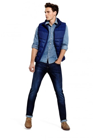 Приверженцам стиля casual должно понравиться сочетание темно-синей куртки без рукавов и темно-синих джинсов. И почему бы не добавить в этот образ элегантности с помощью бежевых ботинок броги?