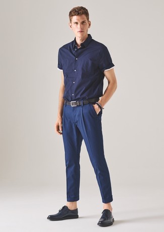 Темно-синяя рубашка с коротким рукавом и темно-синие классические брюки — необходимые вещи в классическом мужском гардеробе. Темно-синие туфли дерби гармонично дополнят образ.