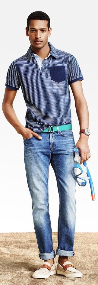 Темно-синяя футболка-поло в горизонтальную полоску и синие джинсы — необходимые вещи в арсенале стильного мужчины. Чтобы образ не получился слишком строгим, можно надеть бежевая кожаная обувь.
