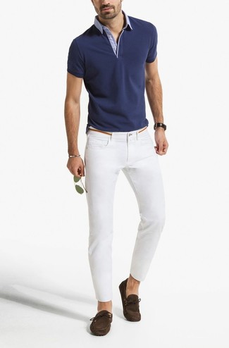 темно-синяя футболка-поло в сочетании с белыми зауженными джинсами — беспроигрышный вариант для создания образа в стиле элегантной повседневности. Очень органично здесь будут смотреться темно-коричневые мокасины.