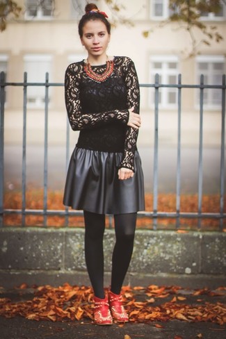 Черное кружевное платье с плиссированной юбкой — идеальный вариант для прогулки с друзьями или похода по магазинам. Чтобы образ не получился слишком отполированным, можно завершить его красными ботинками.