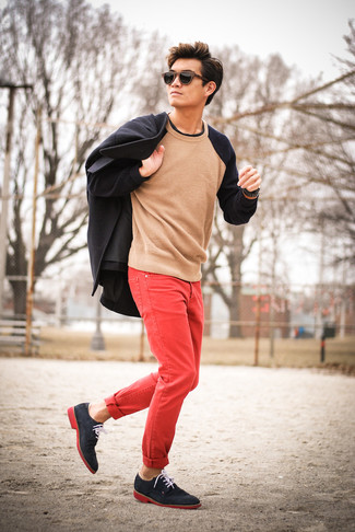черное полупальто в сочетании с красными джинсами поможет выразить твою индивидуальность и выделиться из толпы. Синие замшевые туфли дерби добавят образу эффектности.