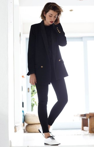 Стань королевой стиля в черном двубортном пиджаке и черных джинсах скинни. Оксфорды добавят элемент классики в твой образ.