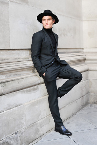 Комбо из черного костюма и черной водолазки поможет реализовать классический мужской стиль. Черно-синие ботинки челси станут прекрасным дополнением к твоему луку.