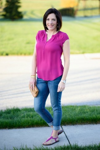 Ярко-розовый топ без рукавов и синие джинсы скинни украсят твой гардероб. Что касается обуви, можно отдать предпочтение удобству и выбрать фиолетовые босоножки.