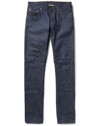 Светло-коричневые замшевые ботинки и джинсы — идеальный вариант простого, но стильного лука.