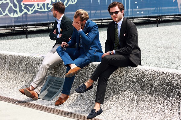 С чем носить синие ботинки для мужчин?
