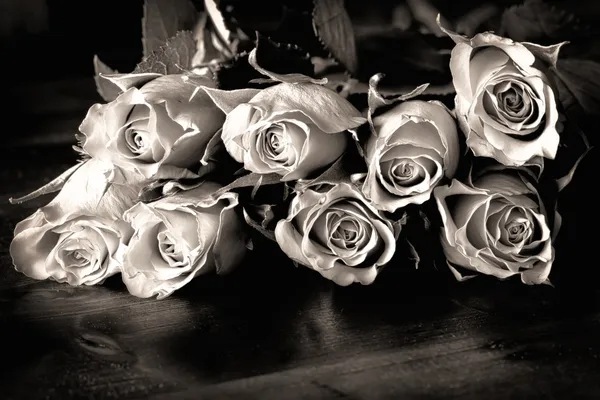 Розы на столе в черный и белый — стоковое фото