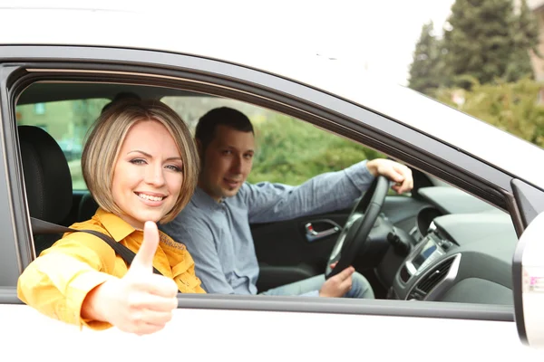 Портрет молодой красивая пара, сидя в машине — стоковое фото