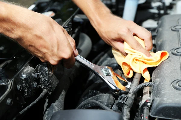 Рука с рывком. автомеханик в ремонте автомобиля — стоковое фото