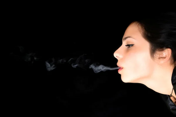 Курящая девочка — стоковое фото