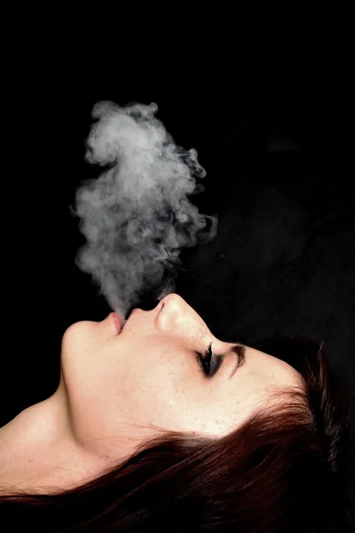 Женщина курить e сигарета — стоковое фото