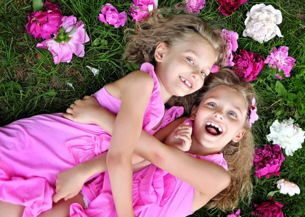 Портрет двух маленьких девочек близнецов — стоковое фото