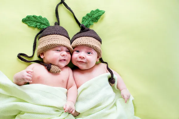 Два близнецы братья дети носили в желудя шляпы — стоковое фото