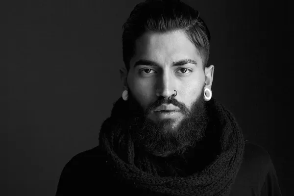 Модель мужской моды с бородой — стоковое фото