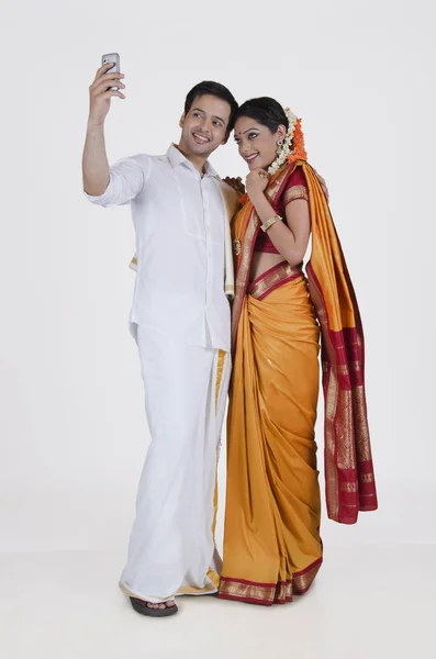 Южная Индийская пара смотрит на мобильный телефон — стоковое фото