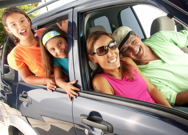 Латиноамериканская семья в автомобиле. семейный тур в автомобиле — стоковое фото