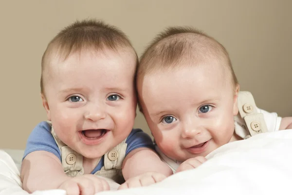Счастливый, игривая близнецов — стоковое фото