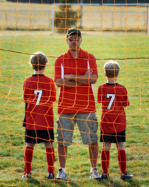 Футбольный тренер и сыновья — стоковое фото